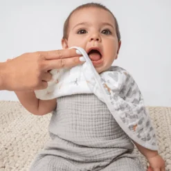 Aden + Anais™ Essential S Katoenen Mousseline Baby Slabbetje Alpha Bet Animals -Lief En Klein aden anais essential s katoenen mousseline baby slabbetje alpha bet animals a391381 3