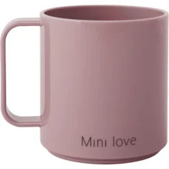 Design Letters Drinkbeker Mini Love Met Handvat In Essenroze -Lief En Klein design letters drinkbeker mini love met handvat in essenroze a348653 2