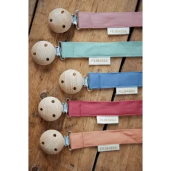 Filibabba Dummy Ketting Met Klittenband Gebakken Apple -Lief En Klein filibabba dummy ketting met klittenband gebakken apple a343661 2