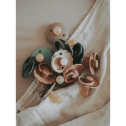 FRIGG Fopspeen Daisy Latex, Blush /Woodchuck 6-18 Maanden, 2 Stuks -Lief En Klein frigg fopspeen daisy latex blush woodchuck 6 18 maanden 2 stuks a396106 3