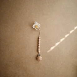 Mushie Dummy Ketting Halo, Blush -Lief En Klein mushie dummy ketting halo blush a399523 scaled