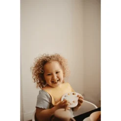 Mushie Siliconen Slabbetje Zon Geel -Lief En Klein mushie siliconen slabbetje zon geel a399450 2