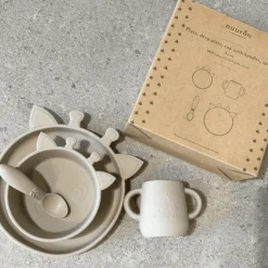 Nuuroo Lykke Giraffe 4-delige Serviesset, Cobble Stone 7 Nuuroo Lykke Giraffe 4-delige Serviesset, Cobble Stone -Lief En Klein nuuroo lykke giraffe 4 delige serviesset cobble stone a364149 2