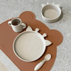 Nuuroo Lykke Giraffe 4-delige Serviesset, Cobble Stone 9 Nuuroo Lykke Giraffe 4-delige Serviesset, Cobble Stone -Lief En Klein nuuroo lykke giraffe 4 delige serviesset cobble stone a364149 4