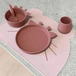 Nuuroo Lykke Giraffe 4-delige Serviesset, Mahonie 7 Nuuroo Lykke Giraffe 4-delige Serviesset, Mahonie -Lief En Klein nuuroo lykke giraffe 4 delige serviesset mahonie a364154 3