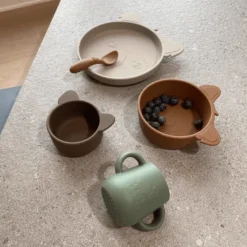 Nuuroo Servies Lykke Giraffe Dusty Green Set Van 7 Nuuroo Servies Lykke Giraffe Dusty Green Set Van -Lief En Klein nuuroo servies lykke giraffe dusty green set van a405366 2