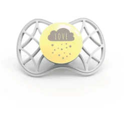 Nuvita Soother Symmetrische Speen Air. 55 Cool! Glow Met Stericover 6m+, Design Suiker Cookie , 2 Stuks -Lief En Klein nuvita soother symmetrische speen air 55 cool glow met stericover 6m design suiker cookie 2 stuks a326658 2