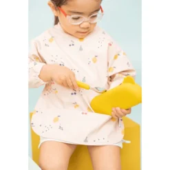 The Cotton Cloud Slabbetje Met Mouwen Fruitig -Lief En Klein the cotton cloud slabbetje met mouwen fruitig a410113 2